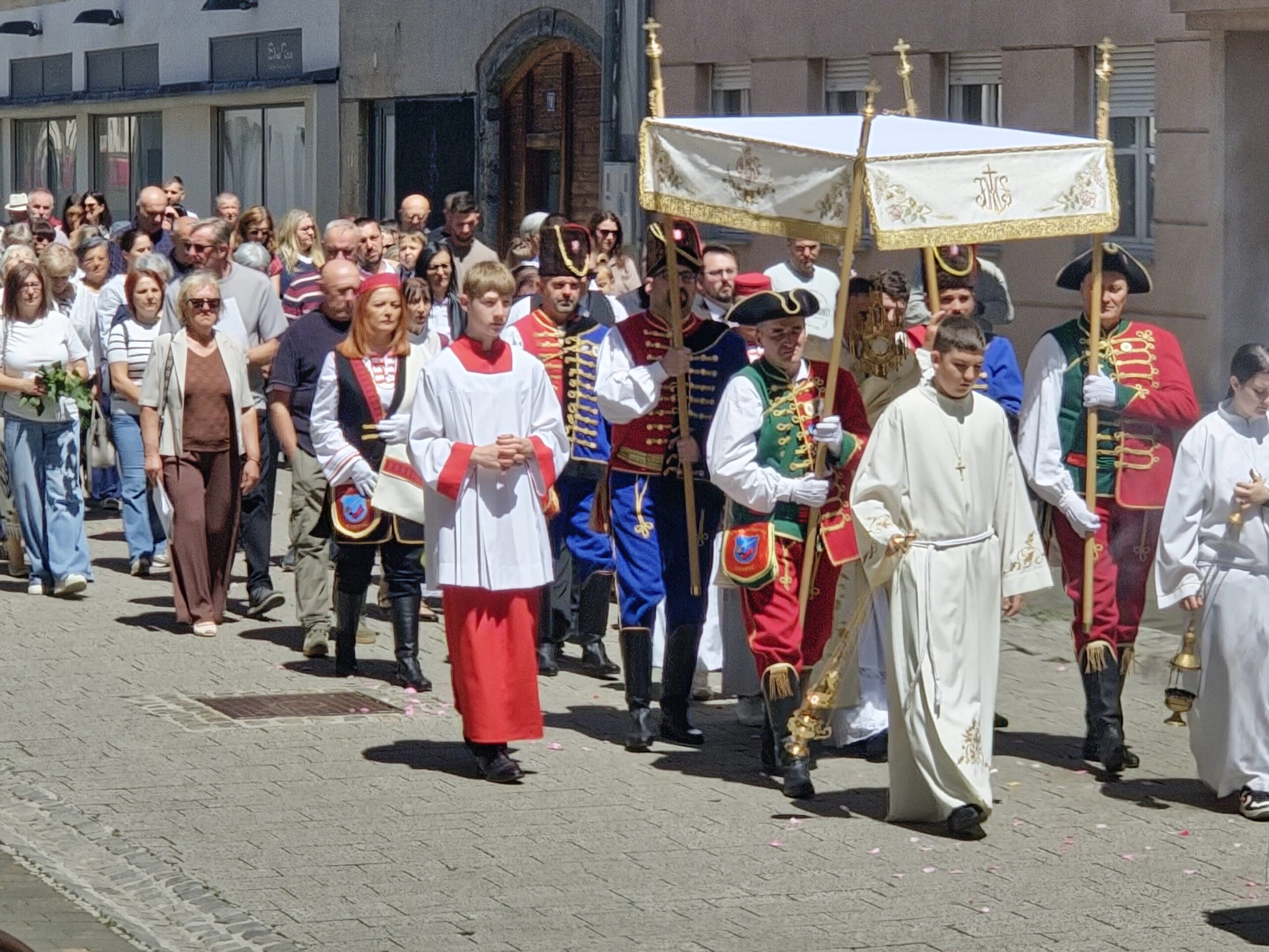 Tijelovske procesije u Gospiću i Bjelovaru: Pogledajte fotografije
