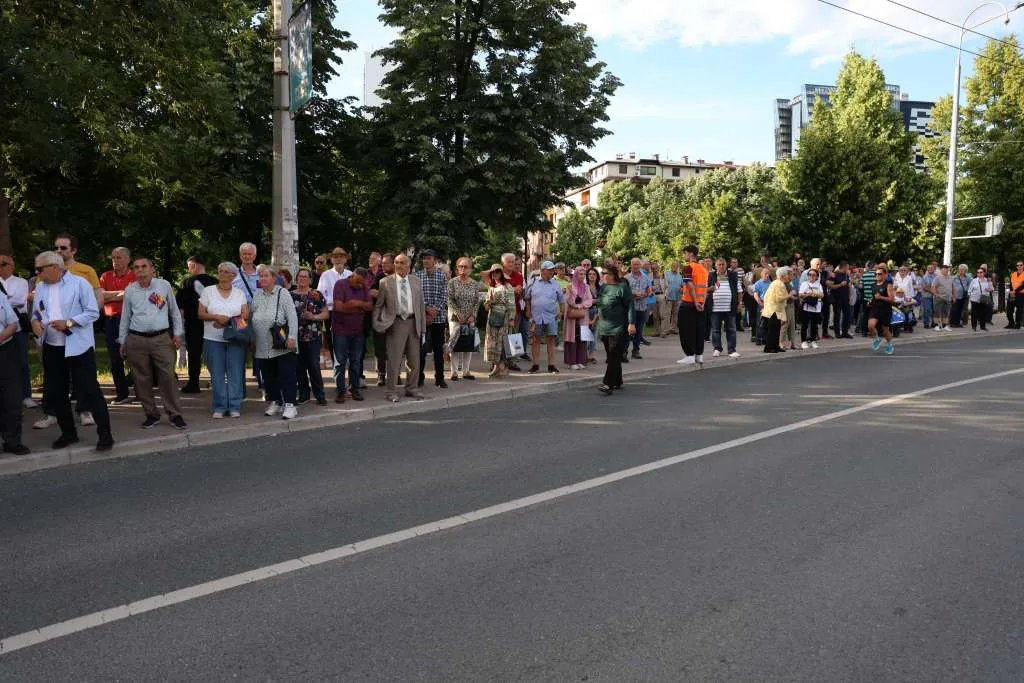 Građani se okupili ispred OHR-a na protestu upozorenja uoči sjednice PIC-a