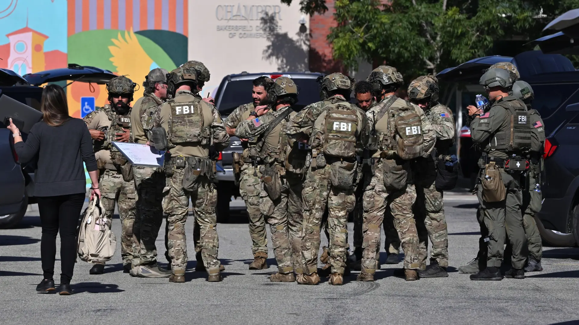  El FBI abate a tiros a un hombre que tomó a diez rehenes y aseguró haberse amarrado explosivos 