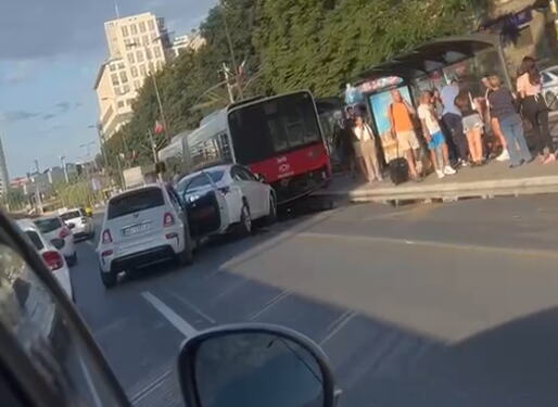 HOROR KOD BEOGRADSKOG SAJMA! Povređeno dete (5) i žena u teškom sudaru: Mališan krvario iz glave, hitno prevezen u Tiršovu! (VIDEO)