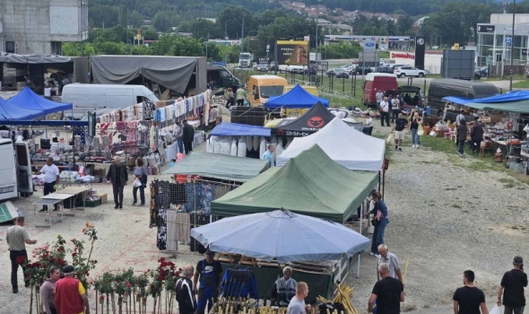 Vašarska atmosfera kod Šumadija sajma: Na tezgama za svakog po nešto (FOTO)