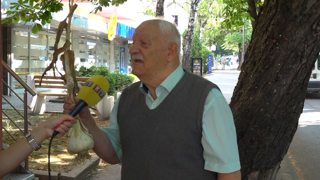 Senzacija iz Prnjavora: Đorđo Markitan uzgojio bijeli luk težak pola kilograma (VIDEO)