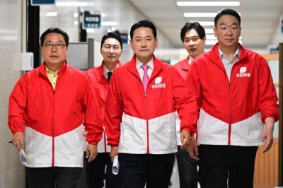 People Power Party protests ballot shortage at Seoul polling stations