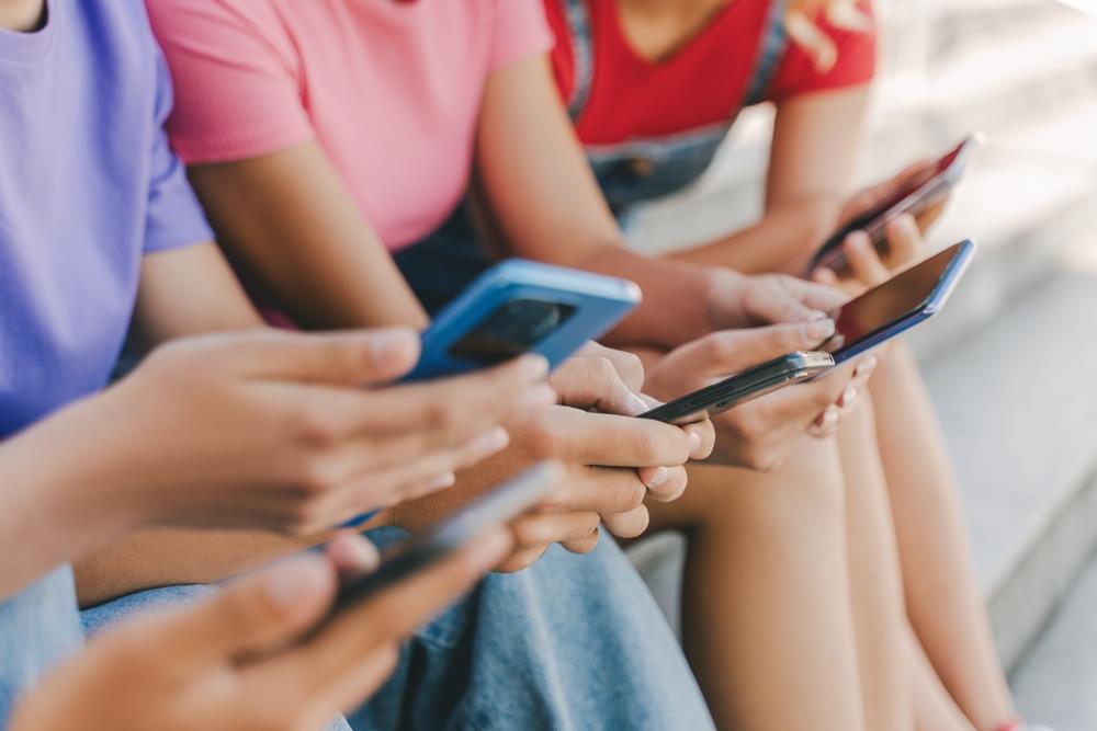 Policijske mere na internetu: Deca idu u digitalni karantin, evo šta čeka Srbiju!