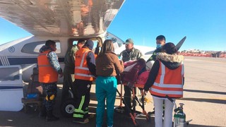 De Uyuni a La Paz: Un niño fue trasladado por vuelo humanitario para recibir atención médica