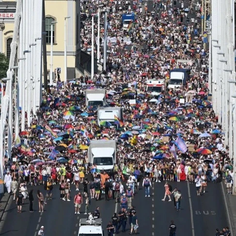 Više od 10.000 ljudi na prvom Prajdu u Budimpešti posle poraza Orbana