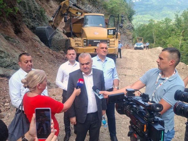 Mišo Pamučina iz Trebinja danas ulovio tri zmije, jedna duža od dva metra
