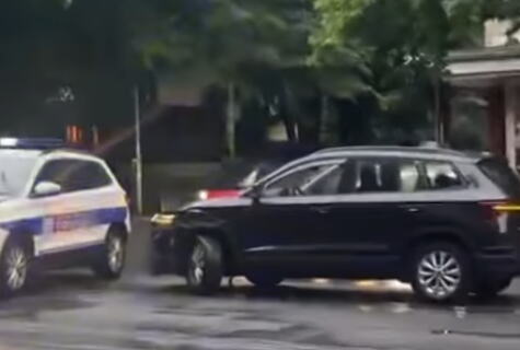 SUDAR U CENTRU BEOGRADA: Ulica blokirana nakon nesreće, a kiša lije kao iz kabla (VIDEO)