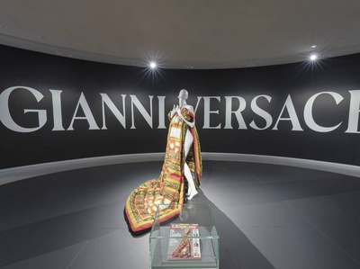 París rinde homenaje al diseñador italiano Gianni Versace