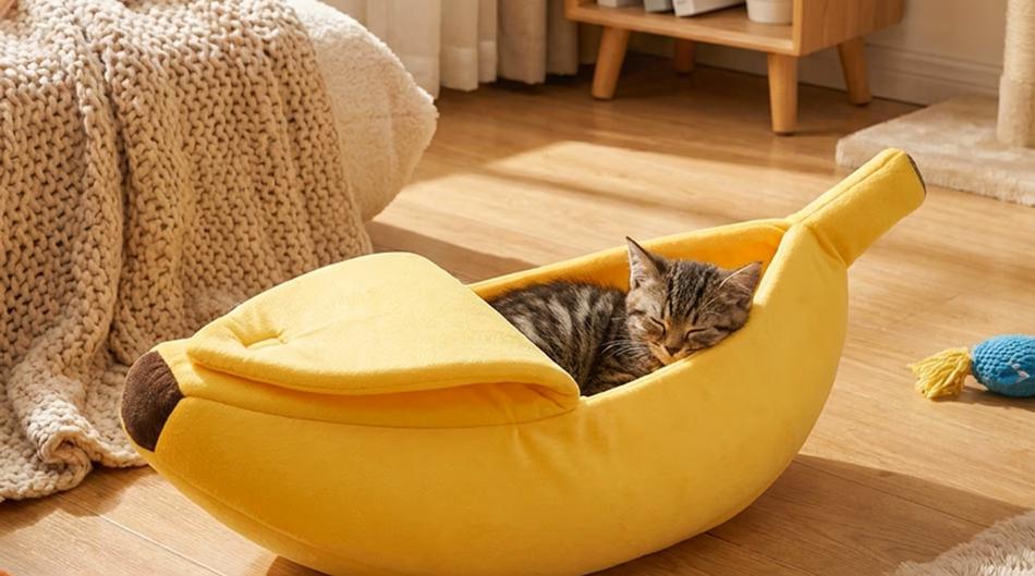 Ne možemo odoljeti ovom smiješnom krevetu za mačke u obliku banane. Evo gdje ga kupujemo