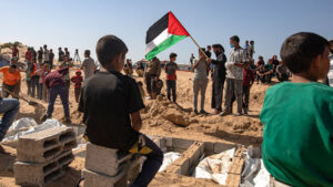 Najmalku sedummina zaginaa vo izraelski napad na pogreb vo Pojasot Gaza