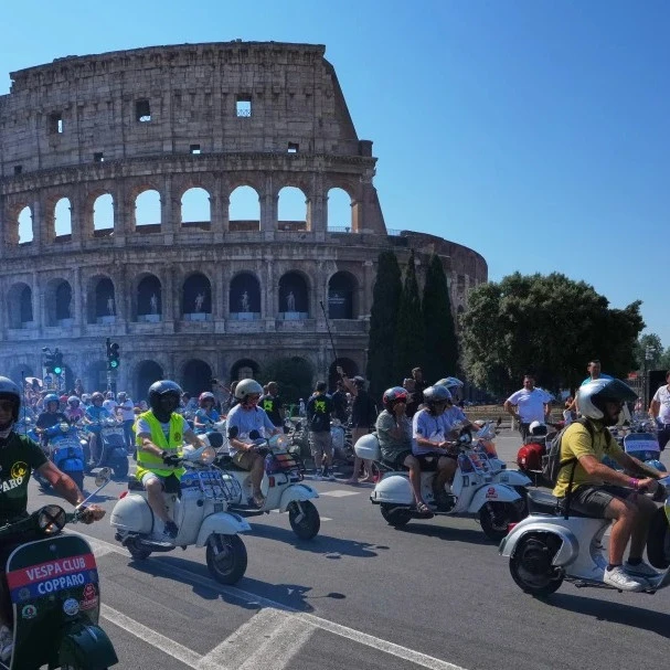 Parada Vespi u Rimu povodom 80 godina od nastanka ovog modela motora