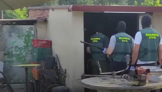 Miles de dosis de más de 150 medicamentos diferentes fueron hallados por la Guardia Civil y la Policía Nacional españolas en una casa de Vilaboa.