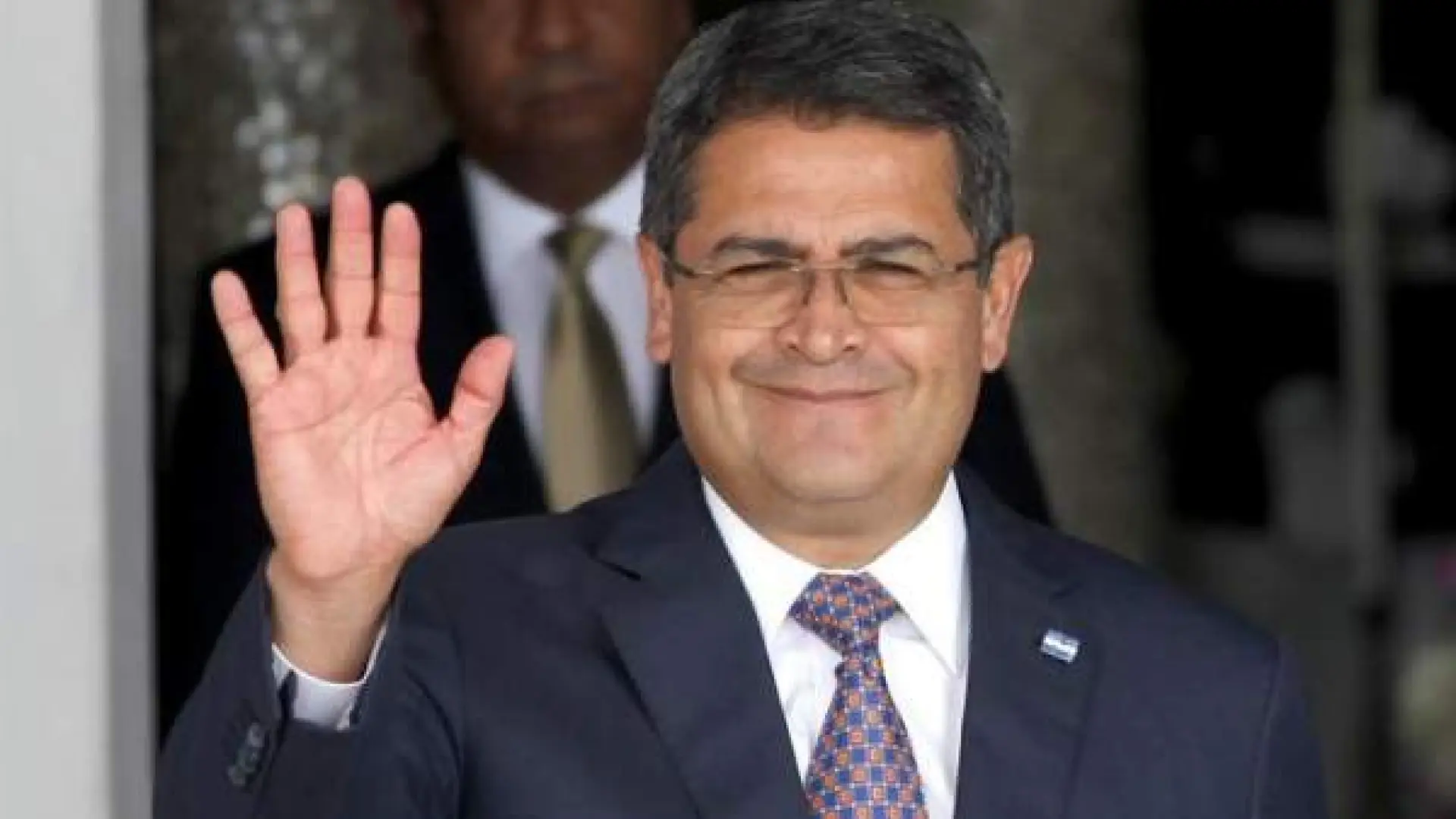  Juan Orlando Hernández regresa a Honduras tras el indulto de Trump a su condena por narcotráfico 