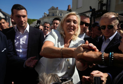 МАРИН ЛЕ ПЕН ДОБИЈА СВЕ ВЕЋУ ПОДРШКУ, И МАСК ПРИЗНАЈЕ: Она је последња нада Француске