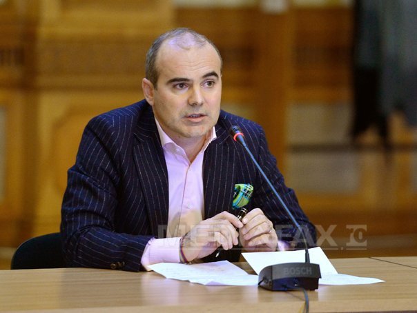 Rareş Bogdan critică dur Legea salarizării: Mizerie realizată de un guvern interimar, pe ultima sută de metri. Ce au făcut aproape un an de zile? De ce au început discuţiile cu partenerii sociali numai după începerea interimatului?