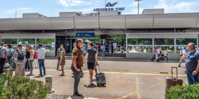 Kakva tortura! Srbi prošli golgotu na aerodromu u Tivtu - Šta smo vam mi uradili?