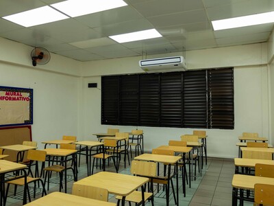 Costo de aulas climatizadas en escuelas públicas y privadas