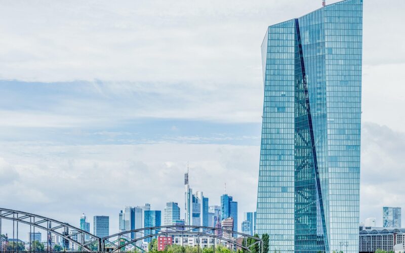 Euro “umjereno” učvrstio međunarodnu poziciju u 2025.