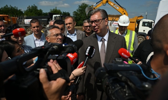 Vučić: Daj bre nek neko radi Kragujevac, 50 prijava za rupe, poslaćemo mašine da se to reši