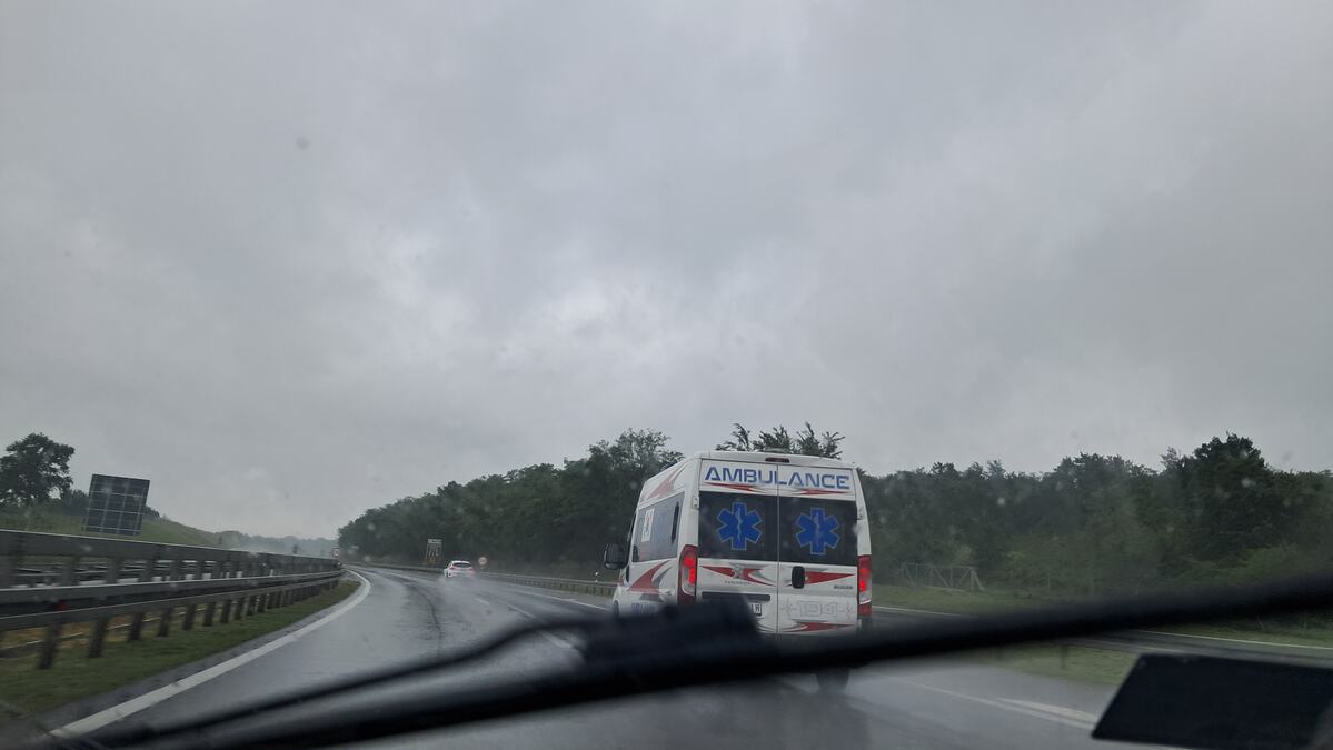 NOVI DETALJI DRAME KOD KURŠUMLIJE! Tek rođena beba i dvoje dece HITNO PREBAČENI U NIŠ: Dva auta stranih tablica se zakucala kod Merdara - šestoro povređenih!