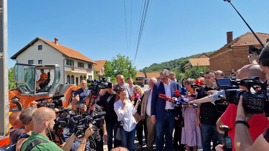 Vučić u Gornjem Sinkovcu: Završena rekonstrukcija puta vredna 138,4 miliona dinara, predstavljena i mobilna ambulanta