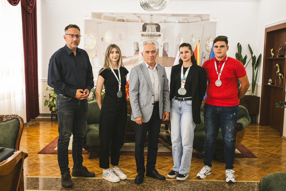 Istoriski uspeh na bitolskite kuglari, gradonačalnikot Konjanovski im čestitaše