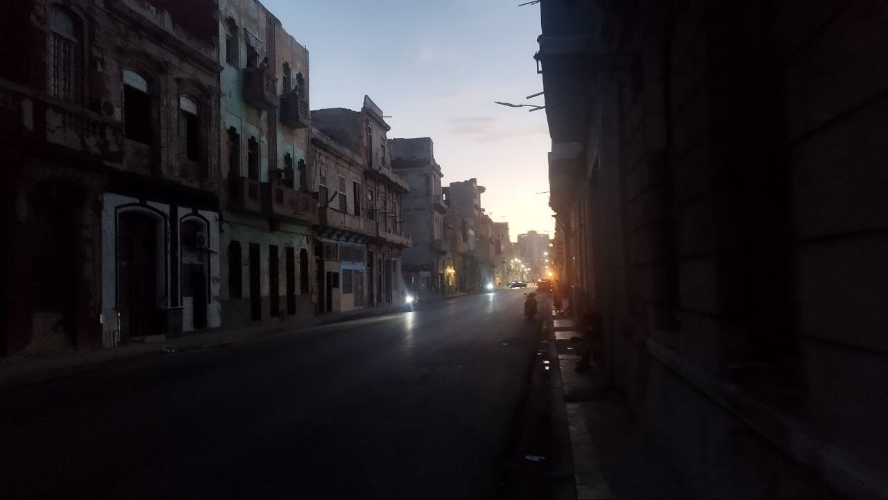 El poder autoritario moderno no se limita a castigar o dictar leyes; se especializa en gestionar la vida, los cuerpos y los ritmos de la población.