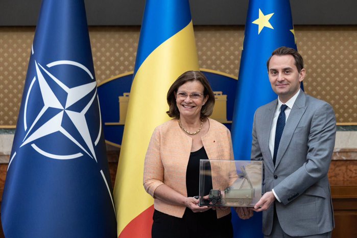 Premieră: statul român semnează pentru elicoptere militare fabricate de Airbus în România, la un deceniu după inaugurarea fabricii de la Ghimbav, care nu a produs niciun aparat pentru statul român până acum. Între timp, tot România a cumpărat elicoptere americane Black Hawk asamblate în Polonia