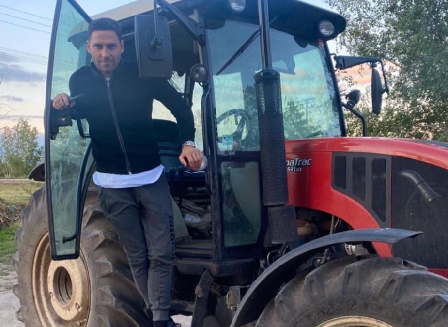 "NEĆETE ČUTI TO IZ NJEGOVIH USTA..." Kuma i komšije otkrile detalje o teškom detinjstvu Duška Tošića: Bili su veoma siromašna porodica!