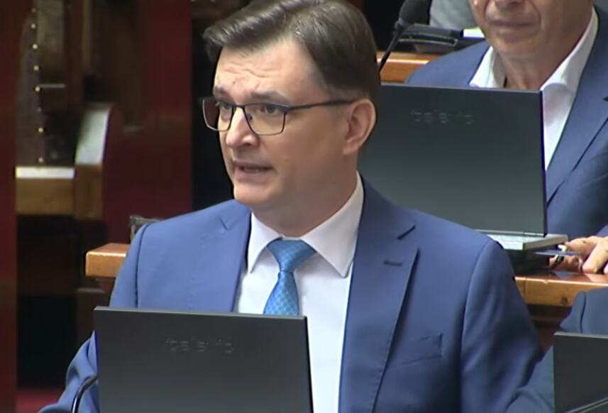JOVANOV POKAZAO U SKUPŠTINI: Rasprava o "senzitivnim karticama" i optužbe za zloupotrebu glasanja (VIDEO)
