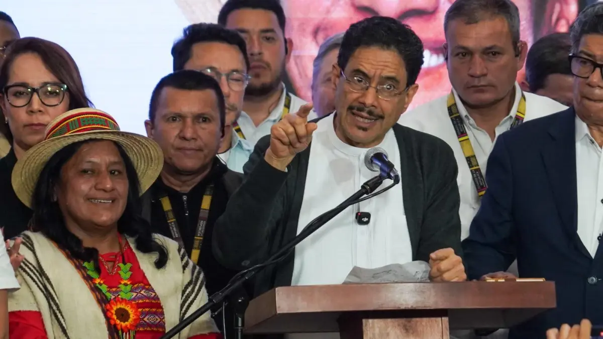Iván Cepeda llama al centro político tras retiro de propuesta de Constituyente