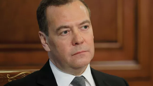 США ведут себя спокойно, но анонсируют новые санкции, заявил Медведев