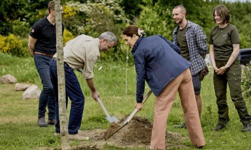Kralj i kraljica primili se lopate i prionuli na posao
