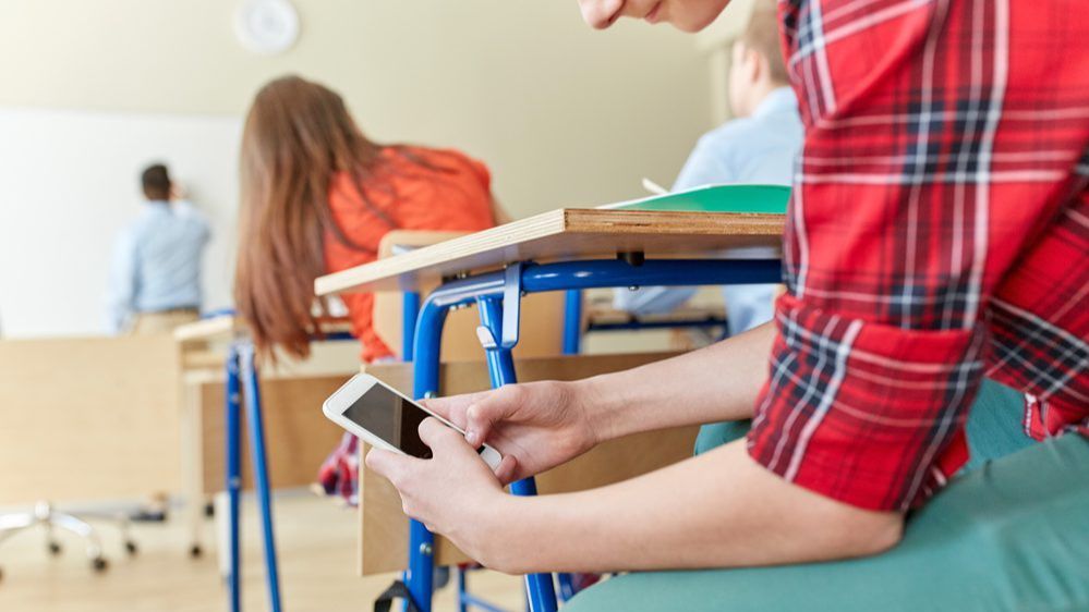 Češka zabranjuje mobilne telefone u školama