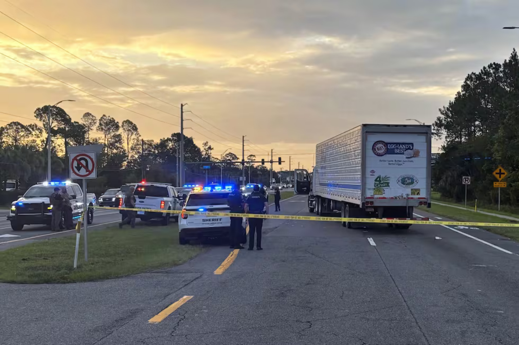 Un camió atropelló a un migrante cuando intentaba cruzar la carretera tras huir del ICE durante un operativo cerca de San Agustín, Florida.