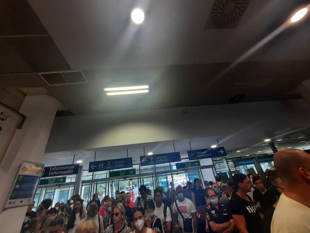 OPSADNO STANJE NA AERODROMU U TIVTU: Detaljno se pregleda 90 putnika iz SRBIJE!